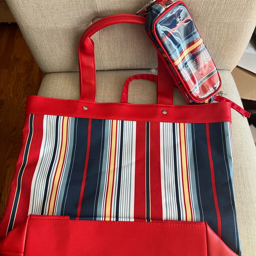 Tote bag lined canvas w/make up case 14x16 ties on top great for pool/beach red
